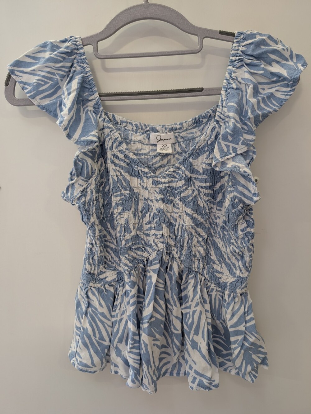 💙🤍Japna Blue and White Leaf Print Fitted and Smocked V-neck Blouse EUC